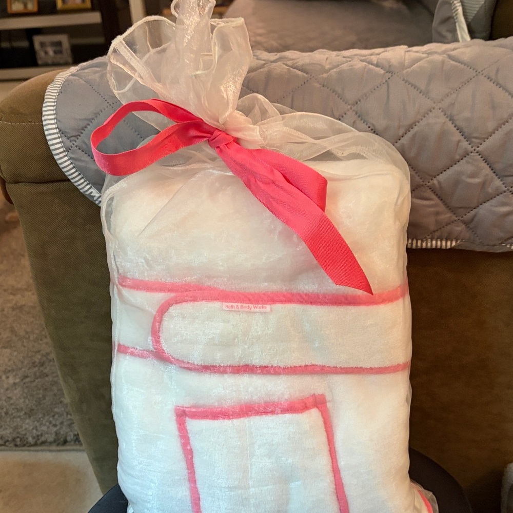 Bath & Body Works Pink and White Velcro bath wrap very rare and brand new